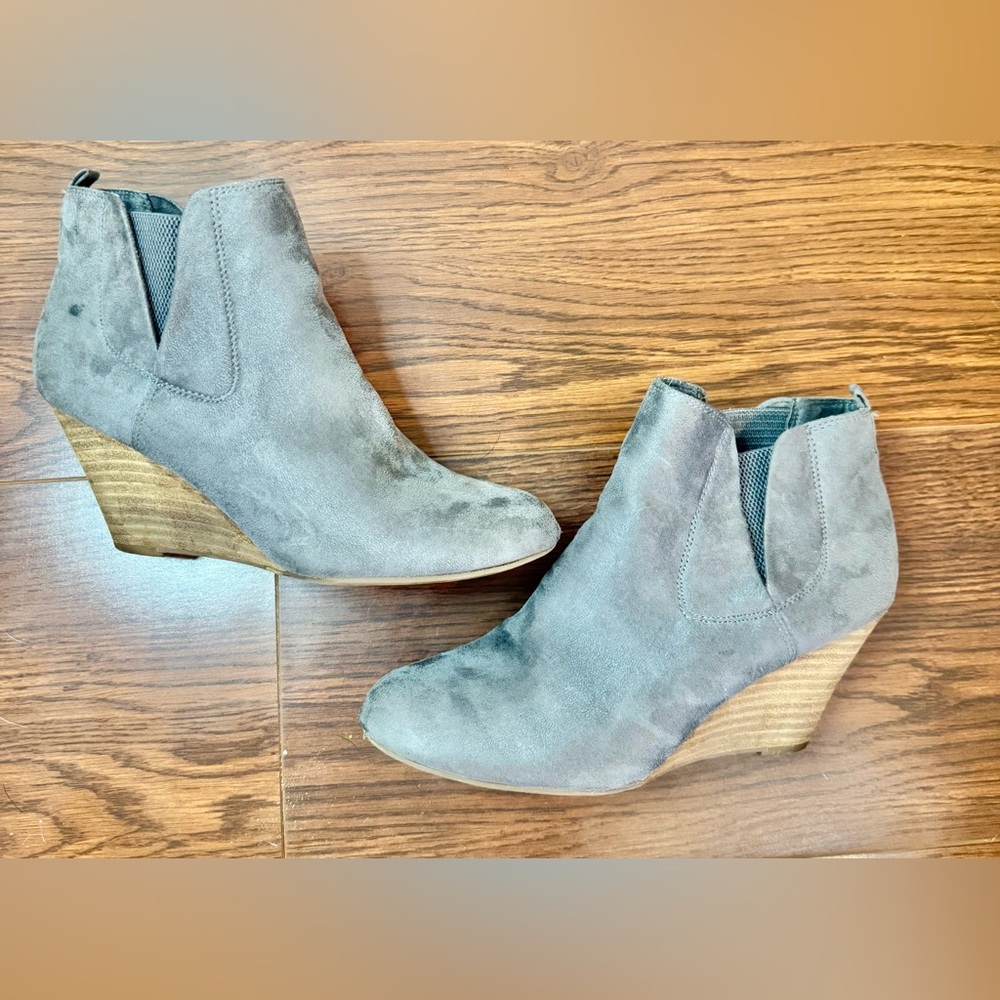Report | Gray Suede Women’s Ankle Booties | Size 7